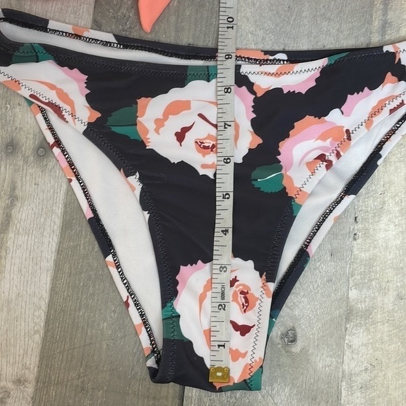 NWT. Two piece bathing suite.  Tropical. Floral. Size small. Excellent condition - Picture 4 of 8